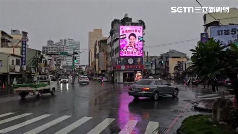 台南街頭出現電子看板寫著「最勇敢的幸妤,陳醫師加油」,疑似是有民眾自發買廣告替陳幸妤打氣