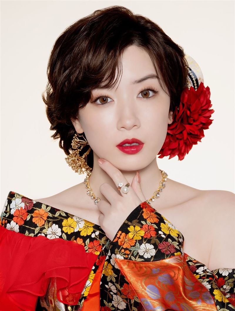 永野芽郁自己擔任製作人演出《朝日町的孃王》飾演紅牌酒店女公關。(圖/翻攝自IG @naganomei_staff)