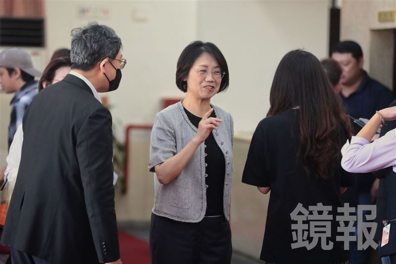 藍營立委翁曉玲遭網路政論媒體《集目所》踢爆，在部分立法院會議期間未登台質詢，卻有多筆股票買賣紀錄