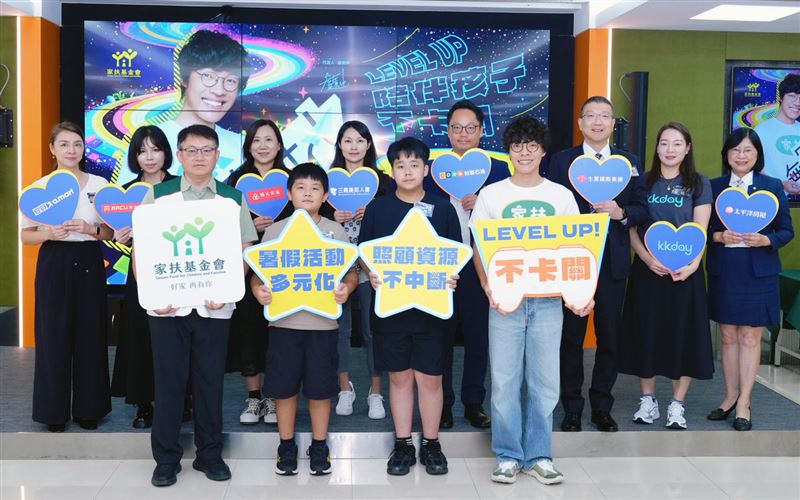 三金天王盧廣仲代言家扶《無窮世代》,邀大眾助孩子Level Up!暑假生活不卡關。(圖/業者提供)