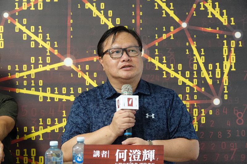 台灣安保協會副秘書長何澄輝示警AI劇危險台灣安保協會副秘書長何澄輝29日示警,特定年齡層與族群喜歡觀看AI劇,代表黏著性高。未來若在AI劇放入認知操弄訊息,對於特定族群將會發生很大的影響力。中央社記者吳書緯攝 115年8月29日
