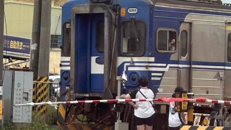 救愛犬母女竟闖平交道！區間車衝來急煞