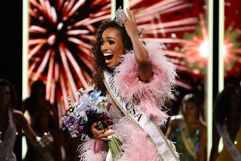 31歲賈斯特斯凱莉奪下2026年美國小姐冠軍，成為賽史75年來首位正式獲得后冠的已婚媽媽。（翻攝missusa IG）