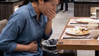 吃高檔餐廳「吐到像彩虹特效」店家回應了