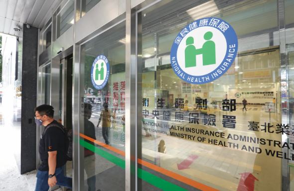 海外就醫健保並非全額補助,仍有核退上限。(圖/鏡週刊)