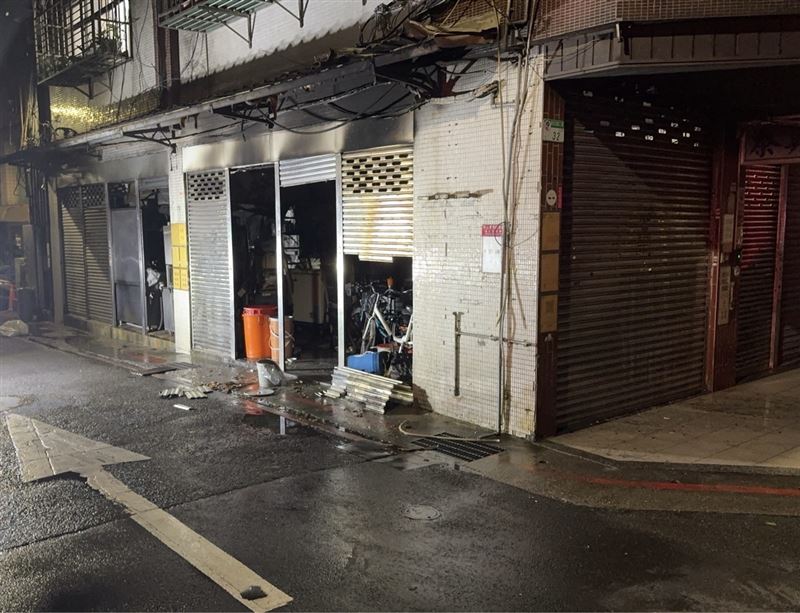 台北市中山區新生北路二段一間小吃店今（30日）凌晨發生火警。（圖／翻攝畫面）