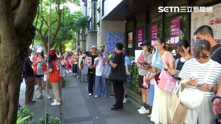 沈伯洋永春市場拜票,等待簽名民眾大排長龍(圖/翻攝畫面)