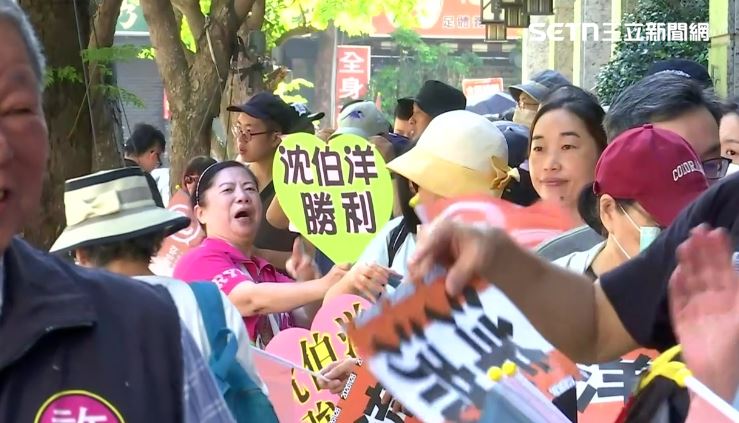 沈伯洋永春市場拜票,等待簽名民眾大排長龍(圖/翻攝畫面)