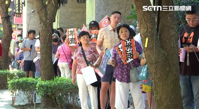 沈伯洋永春市場拜票,等待簽名民眾大排長龍(圖/翻攝畫面)