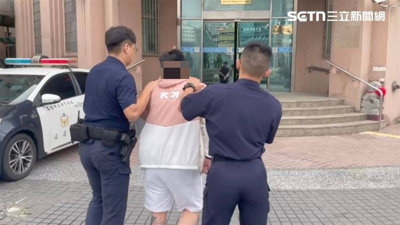 高雄市新興區七賢一路某酒吧,今天(30日)清晨發生糾紛,27歲張姓男子因朋友發生口角,前往勸架,未料,卻跟另外2名女子發生衝突,憤而拿瓦斯長槍掃射,造成2女遭BB彈打傷。(圖/翻攝畫面)