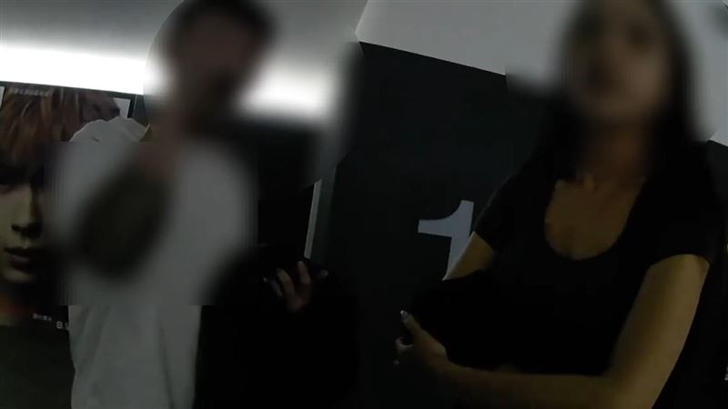高雄苓雅區三多四路某影城,發生2對情侶的互毆,起因是手機未關靜音引發衝突。(圖/翻攝畫面)