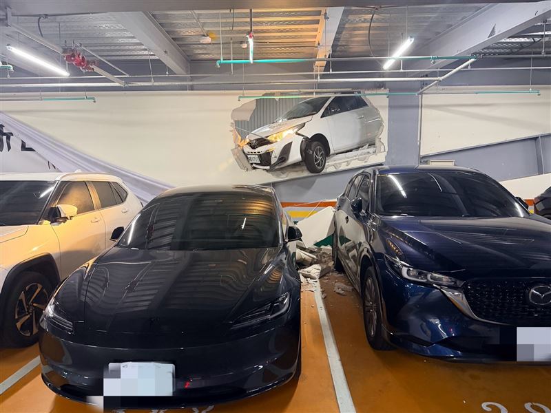 轎車掛在半空中。(圖/翻攝畫面)