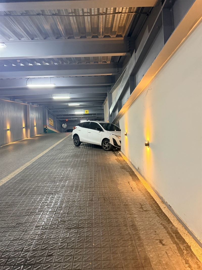 iRent衝破車道圍牆。(圖/翻攝畫面)