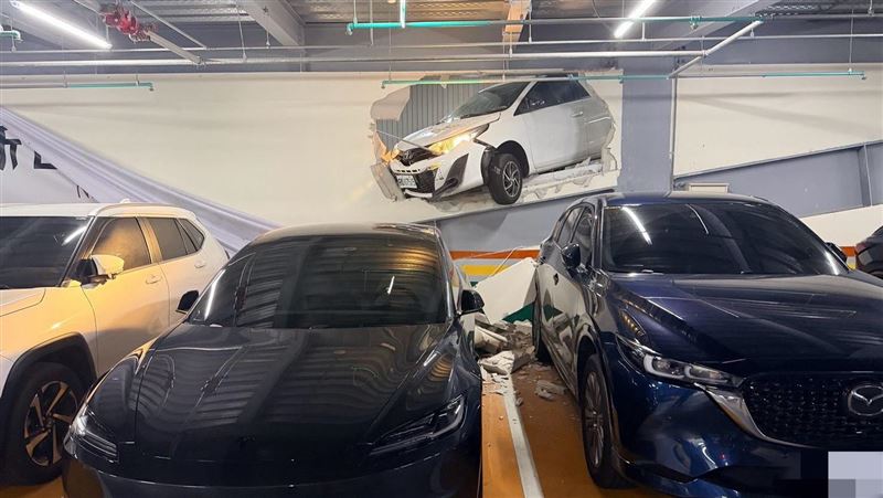 iRent下坡沒煞住「衝破圍牆」懸空卡車道