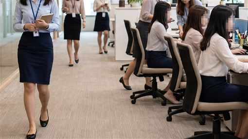 女主管上班穿裙子「沒穿內褲」原因超驚人