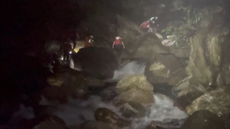 王男獨自前往金岳瀑布溯溪失聯,警消搜救、尋獲僵硬遺體卡石縫。(圖/翻攝畫面)