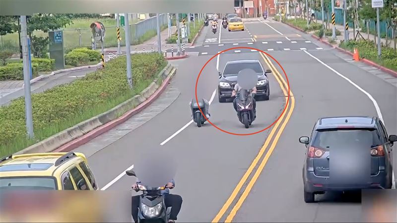 台北市信義區昨(29日)下午發生一起行車糾紛,一輛BMW不慎和騎機車的外送員發生擦撞。(圖/翻攝畫面)