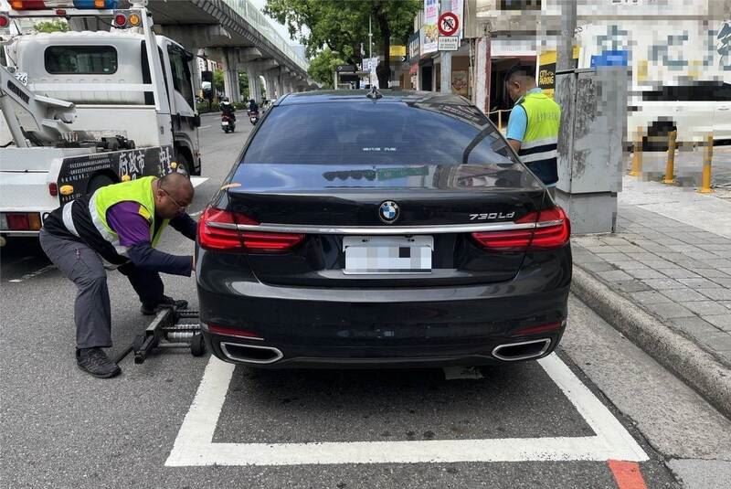 BMW轎車將「機車兩段式待轉區」當成停車格。(圖/翻攝畫面)