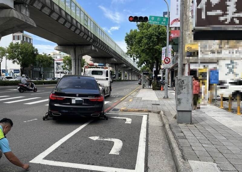 BMW轎車將機車待轉區當停車格霸占,最終遭拖吊車吊離。(圖/翻攝畫面)