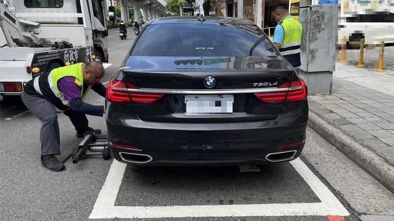 BMW「待轉區」當停車格　遭拖吊車請上車