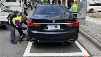 BMW「待轉區」當停車格　遭拖吊車請上車