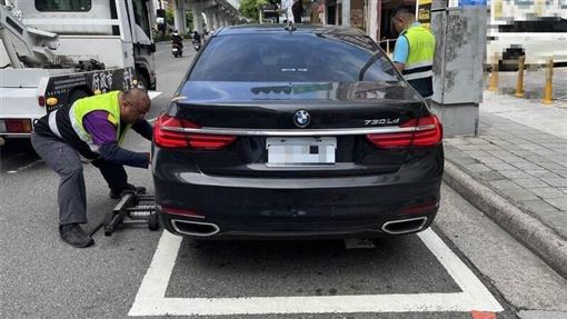 BMW「待轉區」當停車格　遭拖吊車請上車