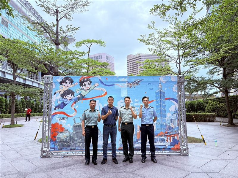 「小小兵派對」活動由心戰大隊大隊長簡建元上校（左1）、乖乖股份有限公司總經理簡嘉鋒（左2）、國防部政治作戰局文宣心戰處處長王宜弘少將（右2）、國防部政治作戰局文宣心戰處科長顏瑞宏上校（右1）共同揭開序幕。（圖／乖乖提供）