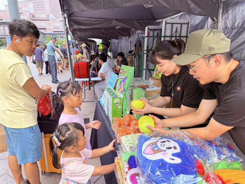 活動現場準備多款乖乖聯名好禮與紀念品，讓全民國防教育在趣味互動中更貼近親子家庭。（圖／乖乖提供）