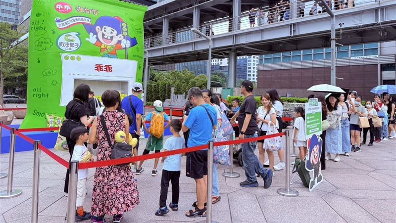 小小兵出任務！台北水舞廣場抽巨型扭蛋