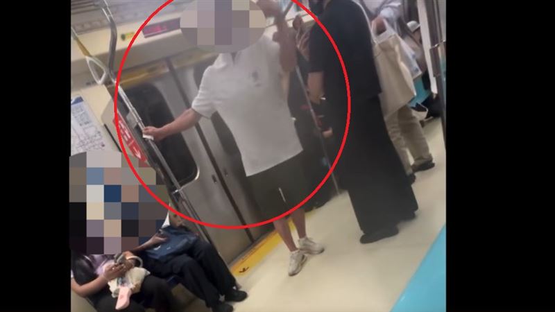 白色上衣的阿北,大聲指責坐在優先席的2名女子,還嗆對方沒有「敬老尊賢」,多次逼問「你們幾歲了」。(圖/翻攝Threads@yun_an_0311)