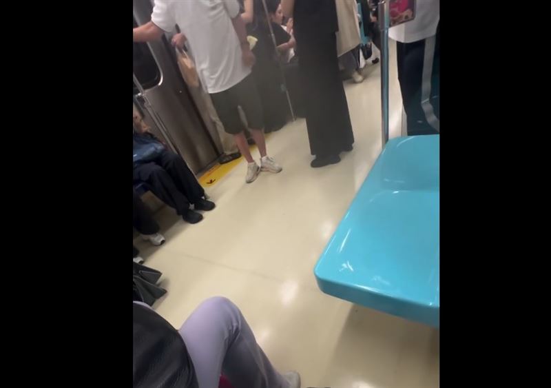 白色上衣的阿北,大聲指責坐在優先席的2名女子,還嗆對方沒有「敬老尊賢」,多次逼問「你們幾歲了」。(圖/翻攝Threads@yun_an_0311)