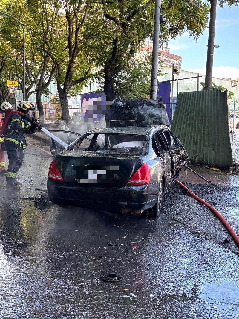 火燒車撲滅後現場。(圖/翻攝畫面)
