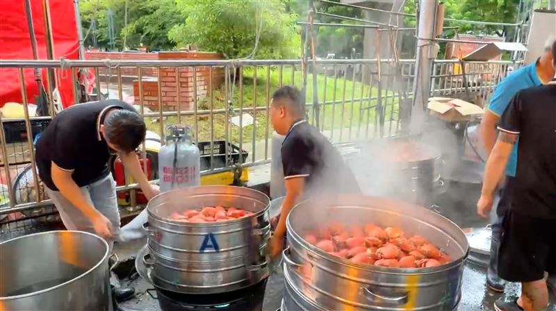 養餐飲業者在網路號召舉辦流水席活動,昨(29日)在竹東戲曲公園席開92桌。(圖/翻攝畫面)