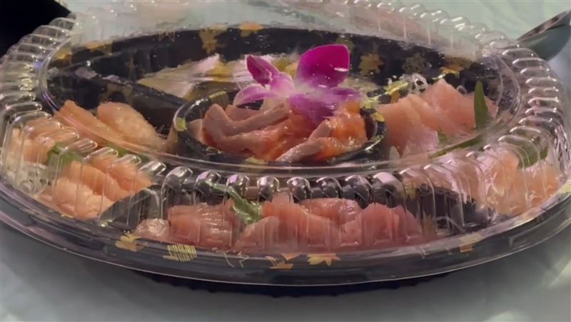 生魚片料理每份1200元,並不包含在費用中,由主辦方買單。(圖/翻攝畫面)