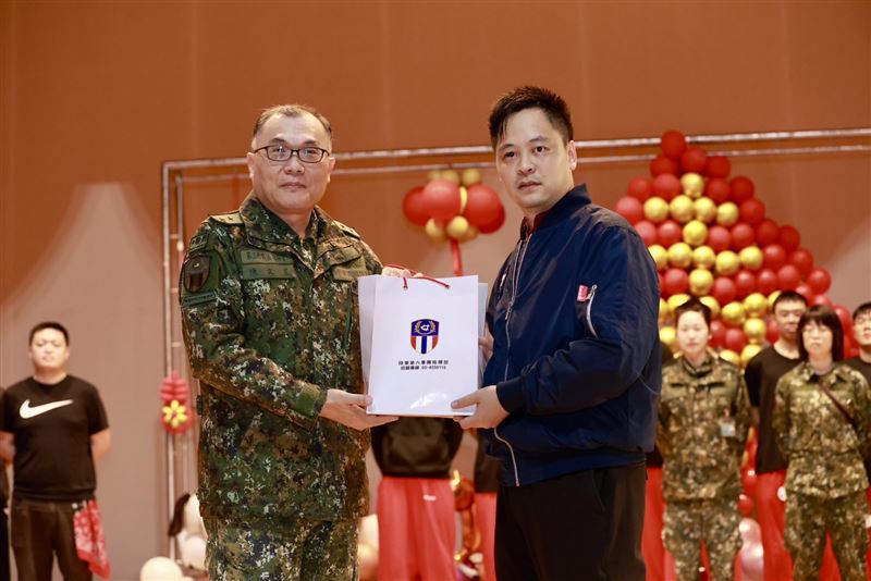 國防部常務次長陳文星中將（左）是開啟黃信凱「魔術結合生命故事」演講的貴人。（圖／紅心字會提供）