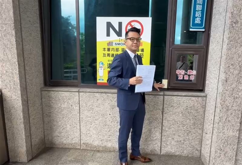 鄭朝方委托律師王裕文，前往新竹地檢署按鈴提告。（圖／翻攝畫面）
