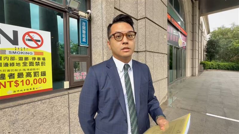 律師王裕文代表鄭朝方發表3點聲明。（圖／翻攝畫面）