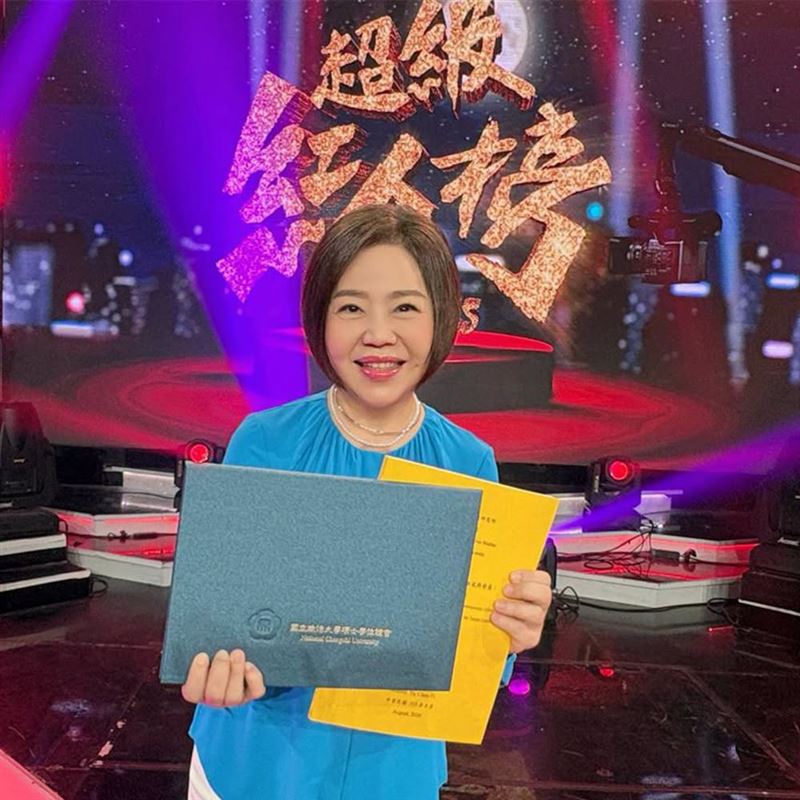 于美人開心曬出碩士學位證書。（圖／翻攝自于美人臉書）