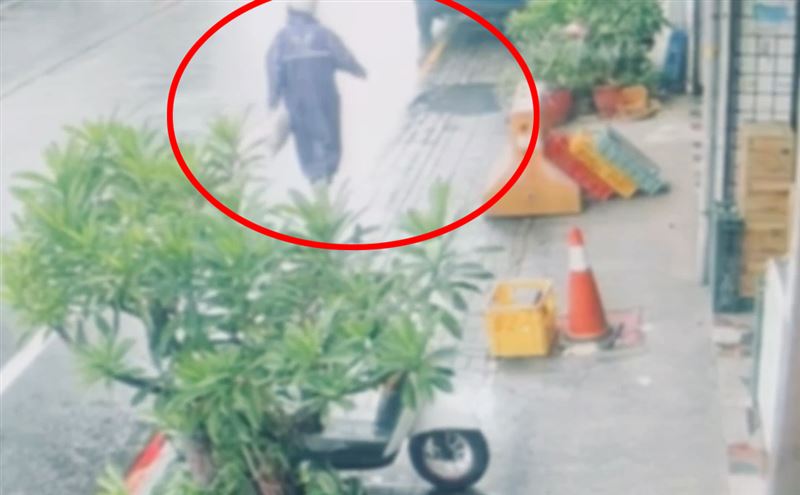 29歲余姓男子疑因不滿店家服務態度,到蝦捲店內潑活蟑螂報復。(圖/翻攝畫面)
