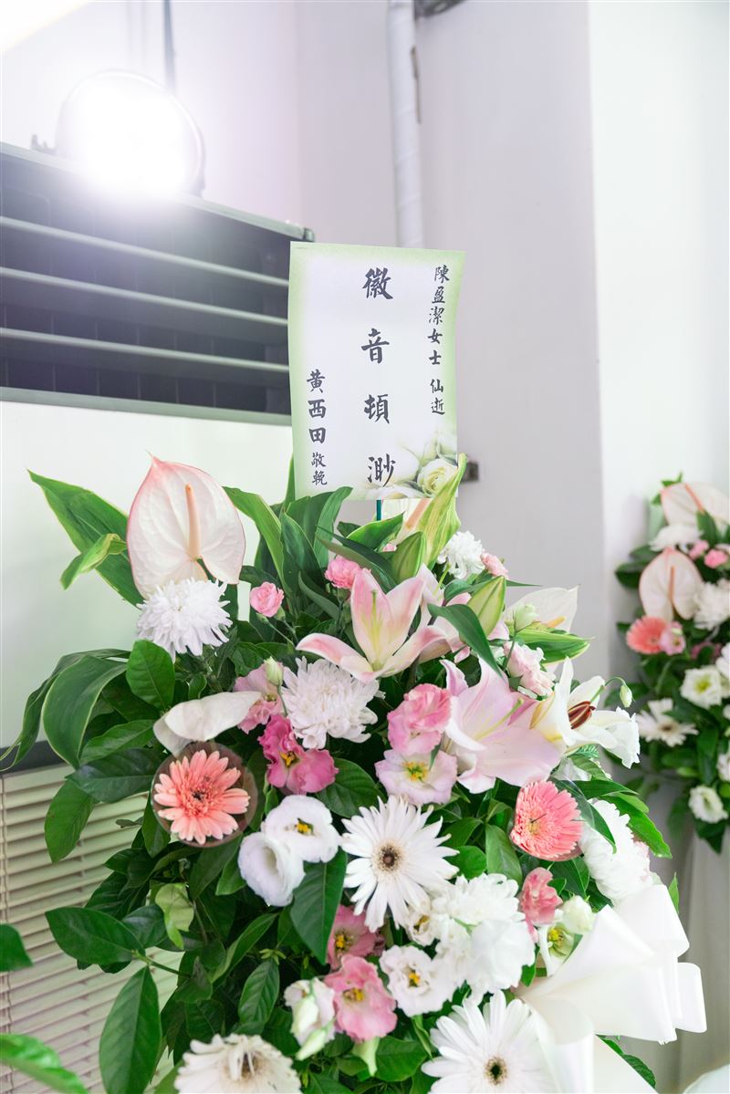 台語歌后陳盈潔告別式,圈內好友送上花籃悼念。(圖/單程旅行社提供)