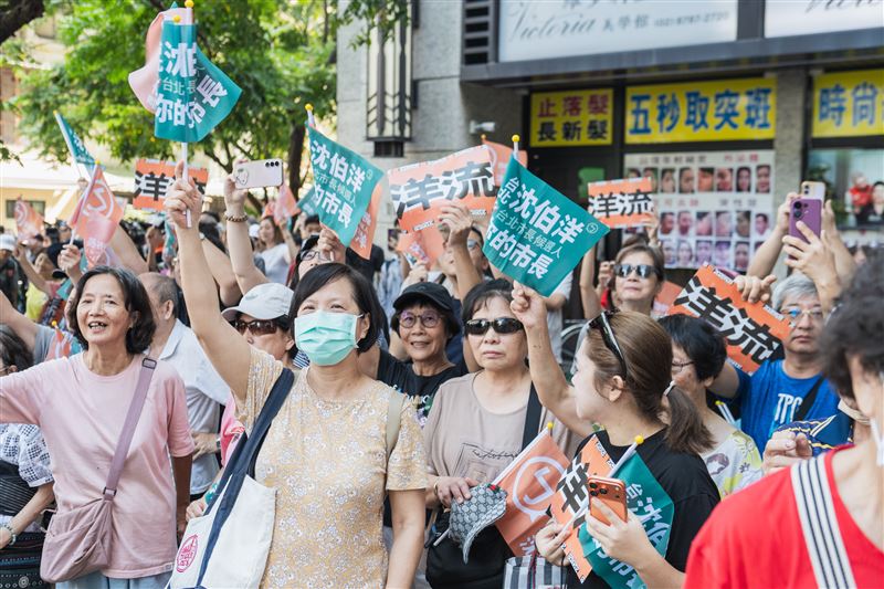 民進黨台北市長參選人沈伯洋今(30)日到信義區永春市場掃街時,現場民眾反應極為熱烈、爭相合照。(圖/沈伯洋競辦提供)