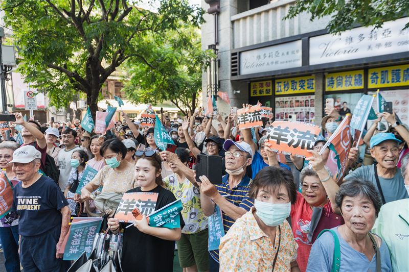 民進黨台北市長參選人沈伯洋今(30)日到信義區永春市場掃街時,現場民眾反應極為熱烈、爭相合照。(圖/沈伯洋競辦提供)