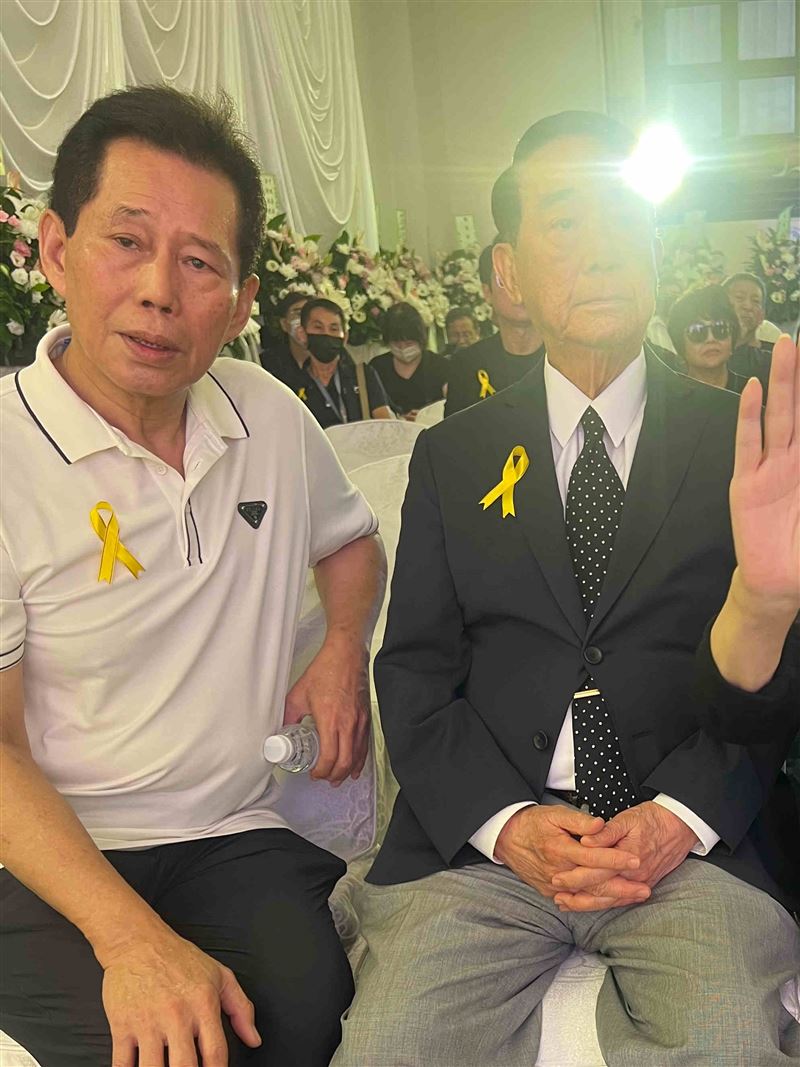 宋楚瑜(右)出席陳盈潔告別式。(圖/恬娃提供)