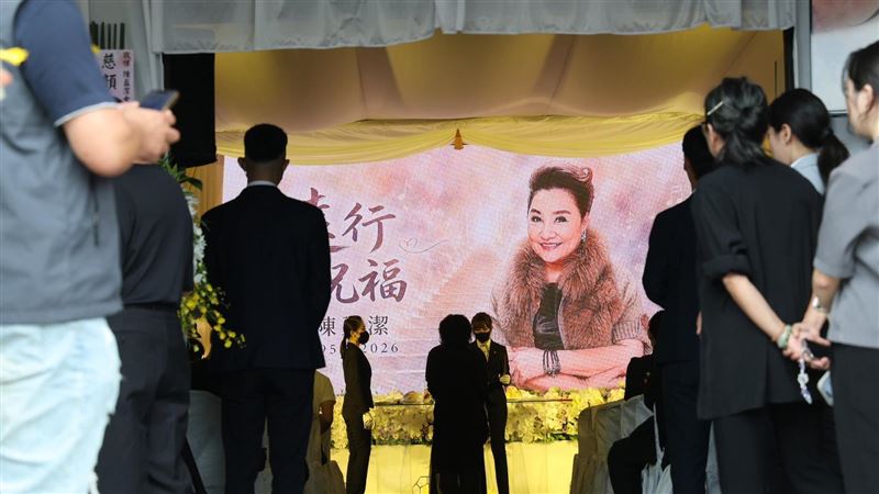 陳盈潔出殯！胞姊哭到站不穩任人攙扶