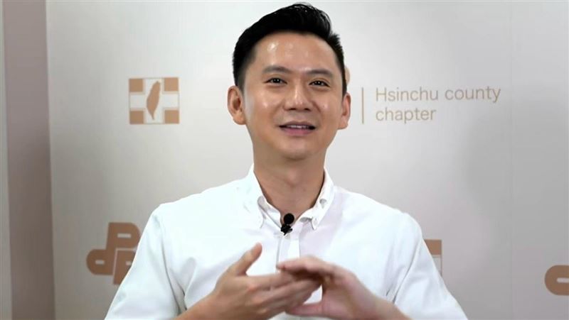 鄭朝方辦公室表示,吳子嘉的舉動只是「烏賊戰」。(圖/鄭朝方競辦提供)