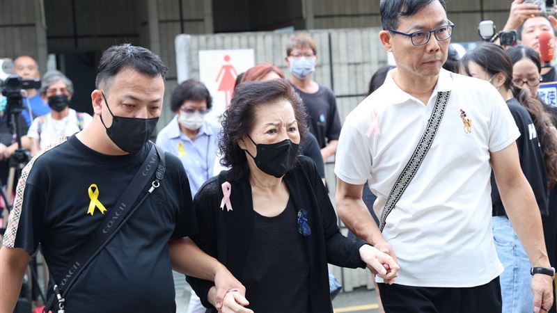 陳盈潔胞姊(中)現身。(圖/記者鄭孟晃攝)