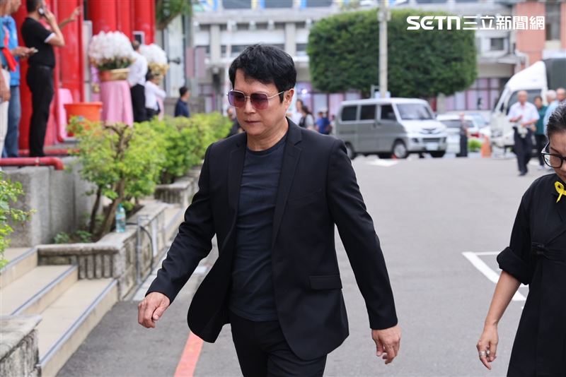 王燦來送別台語歌后陳盈潔,兩人過去在戲劇中曾有一段母子緣。(圖/記者鄭孟晃攝影)