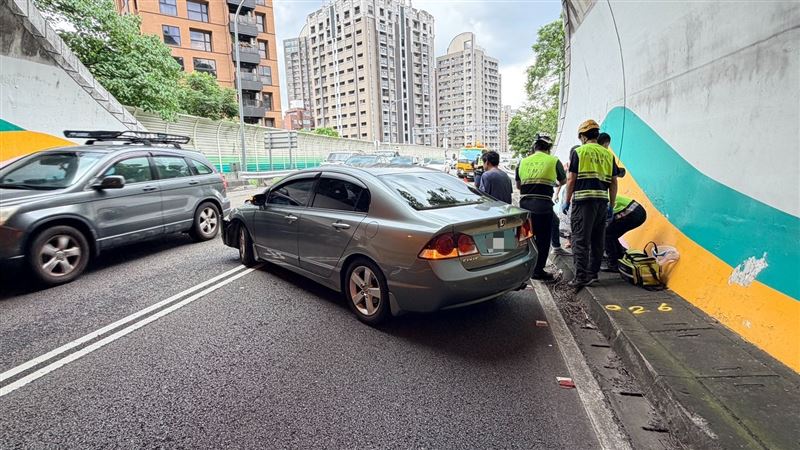 國3碧潭隧道口內線車鬼切　害3車連環撞