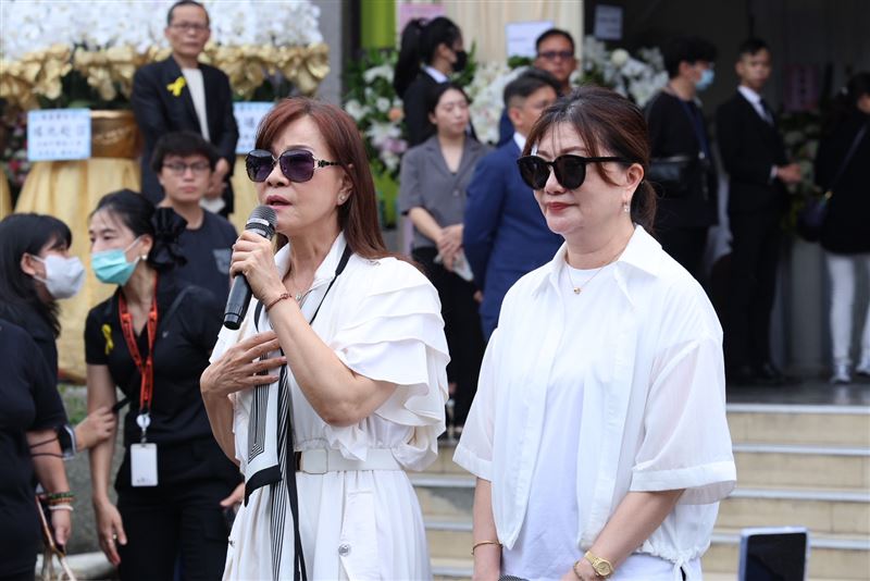 龍千玉(左)與黃西田夫人陳靜子(右)現身陳盈潔告別式。(圖/記者鄭孟晃攝影)