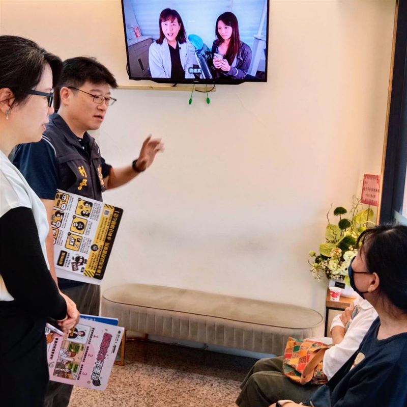民眾看牙醫候診時可以看到防詐影片。（圖／永和分局提供）